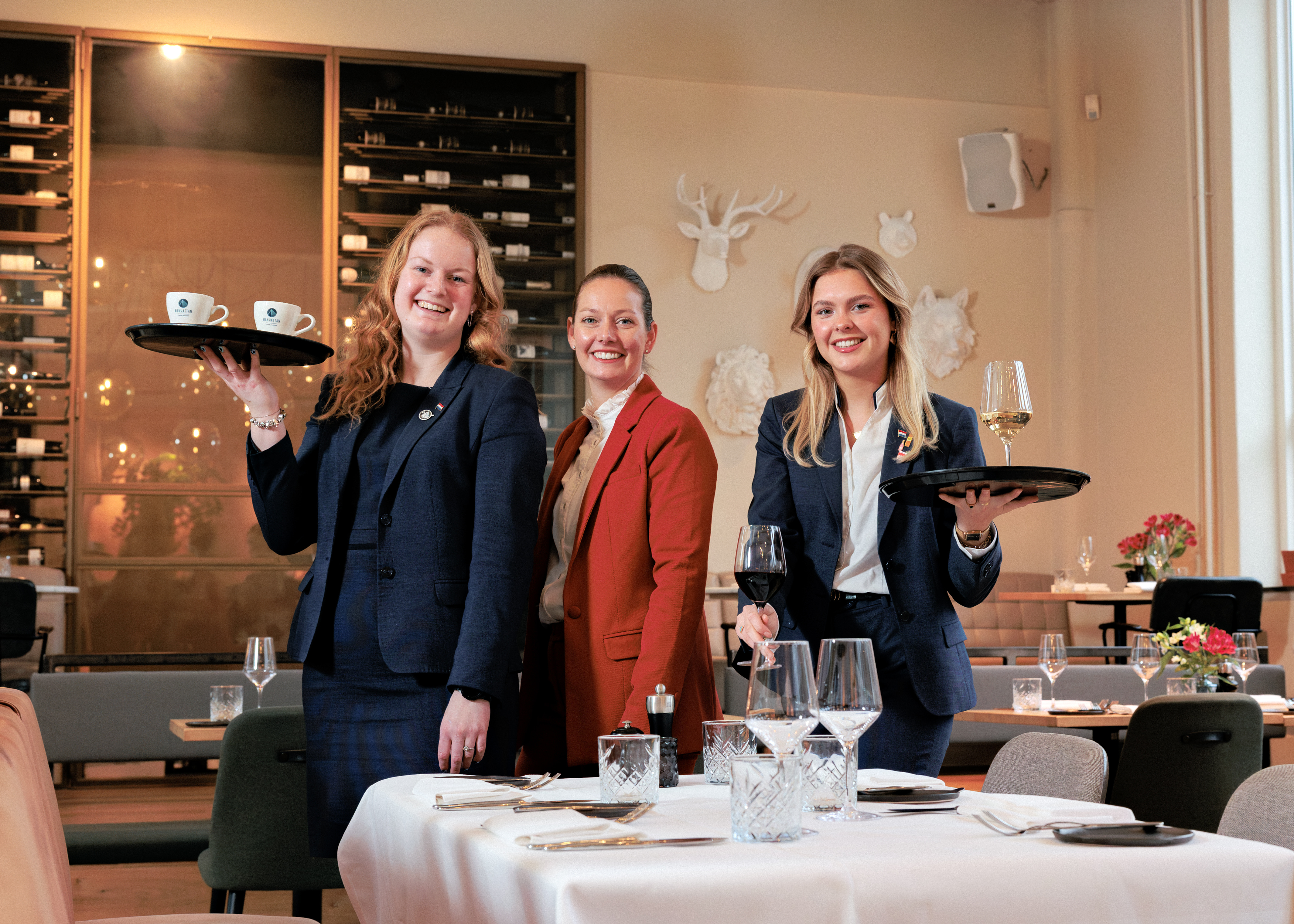 3 gastvrouwen met gevuld dienblad