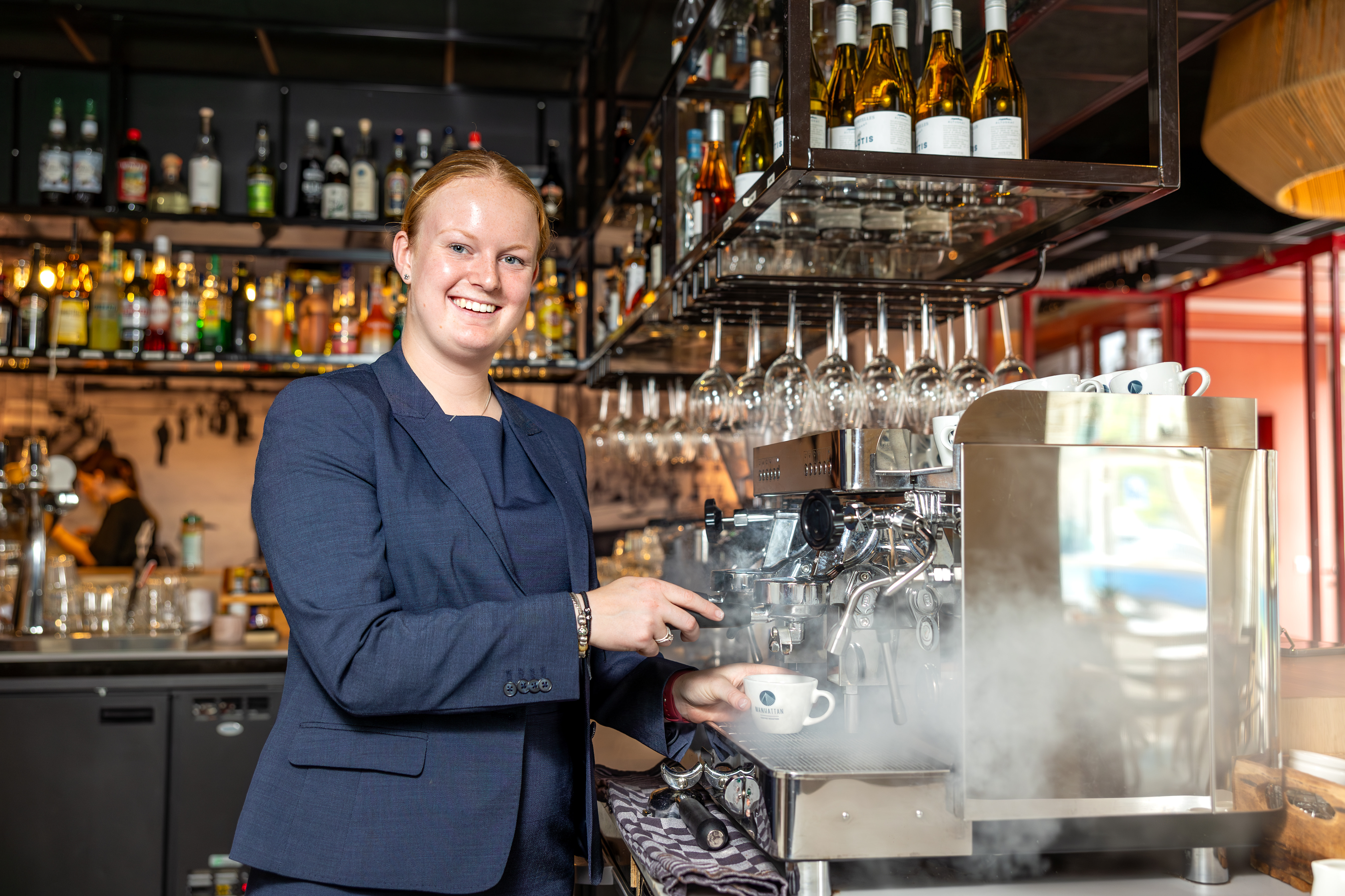 Student bij koffiemachine