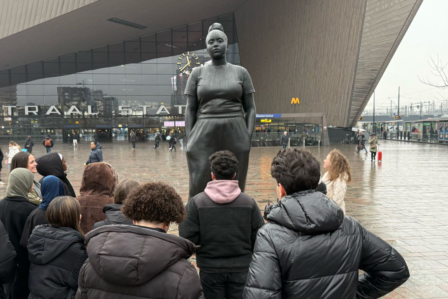 Studenten bij standbeeld op Rotterdam Centraal