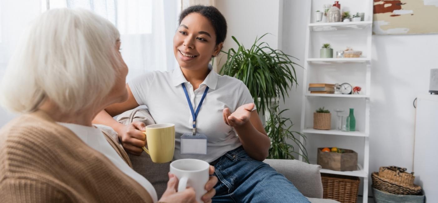 Jonge vrouw praat met oudere vrouw